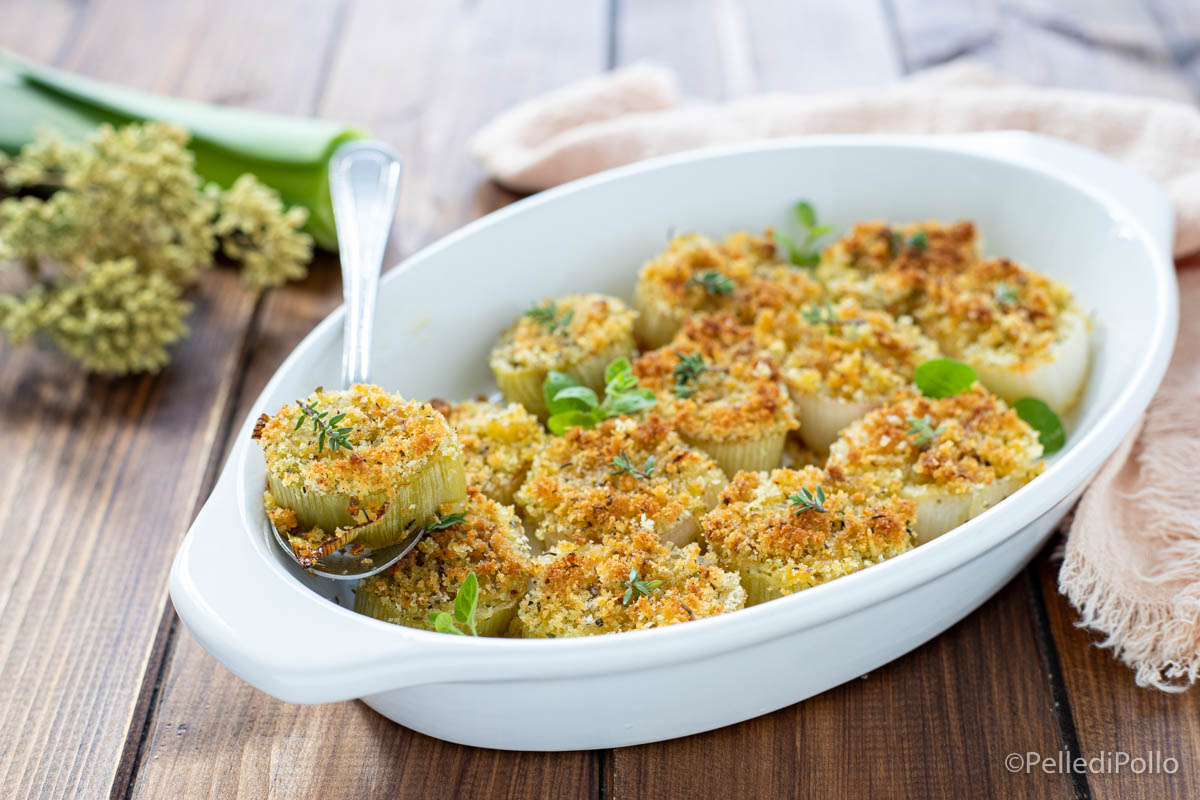 Porri gratinati alle erbe e pangrattato