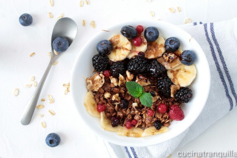 Porridge al cacao con frutta fresca e noci