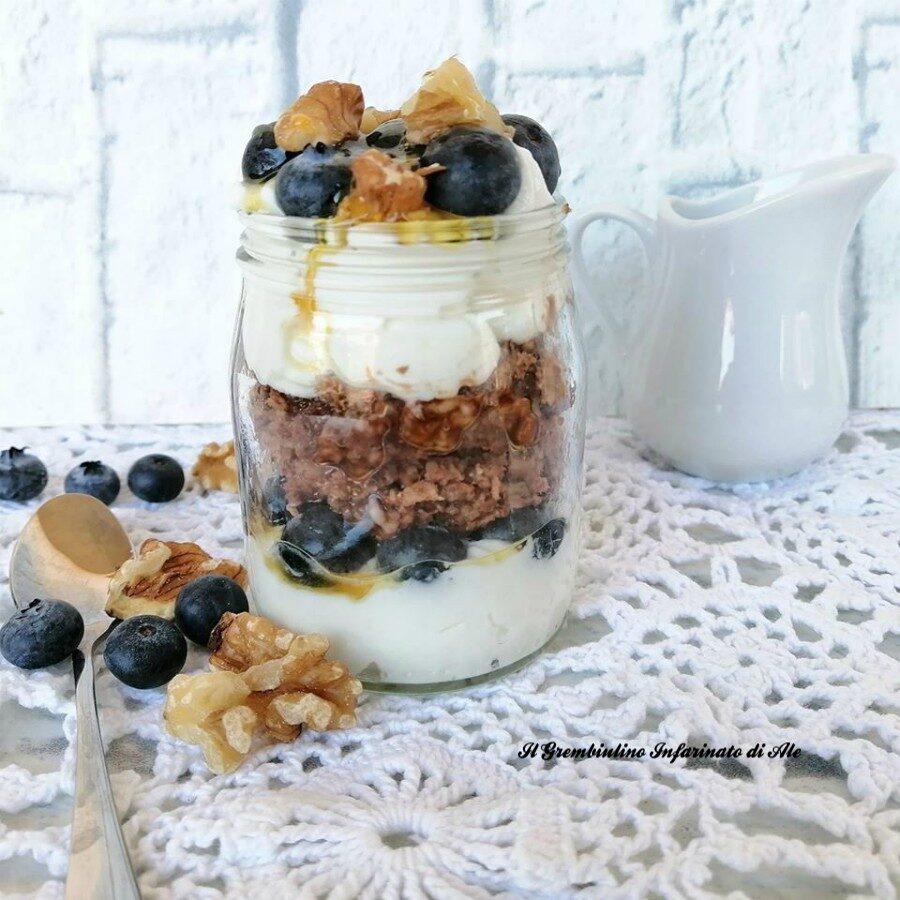 Porridge al cacao con yogurt greco
