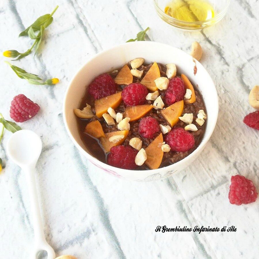 Porridge al cioccolato con anacardi e lamponi