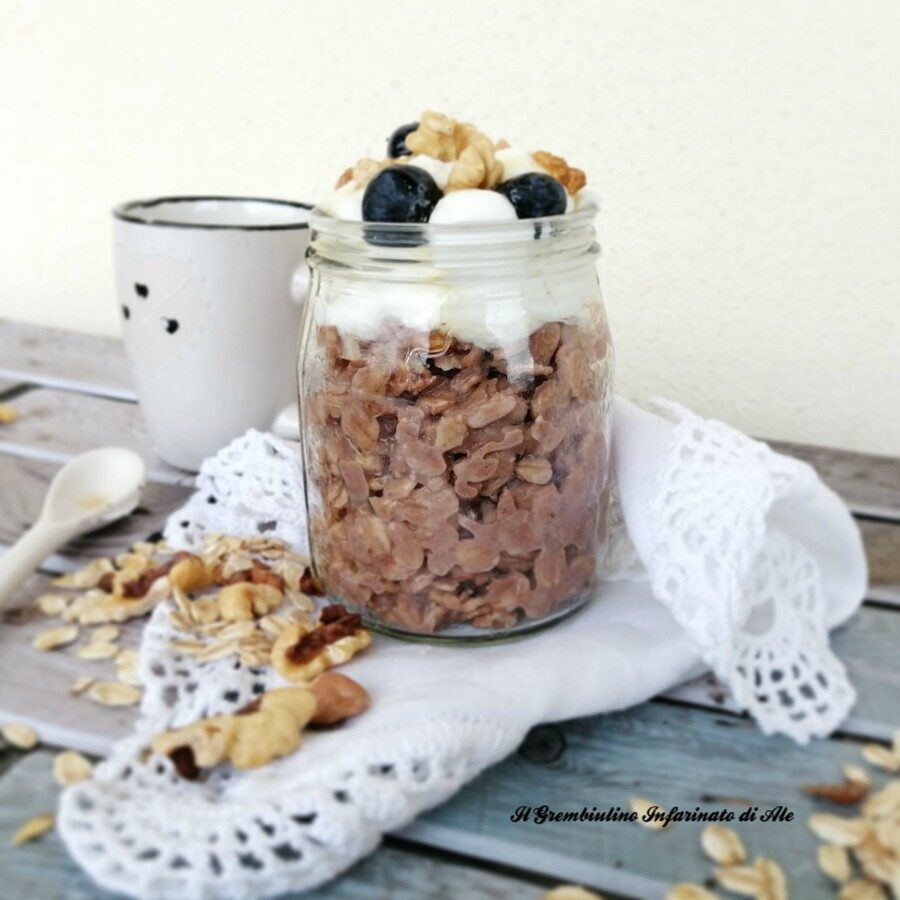 Porridge caldo al cacao e yogurt greco