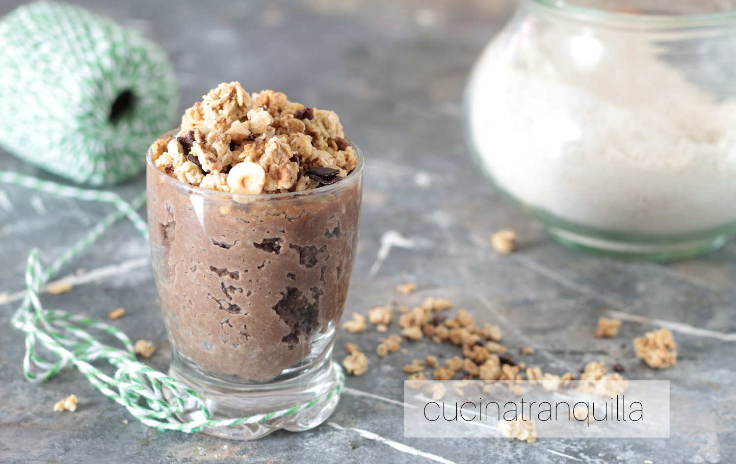 Porridge caldo al latte di soia al cacao e crusca di avena