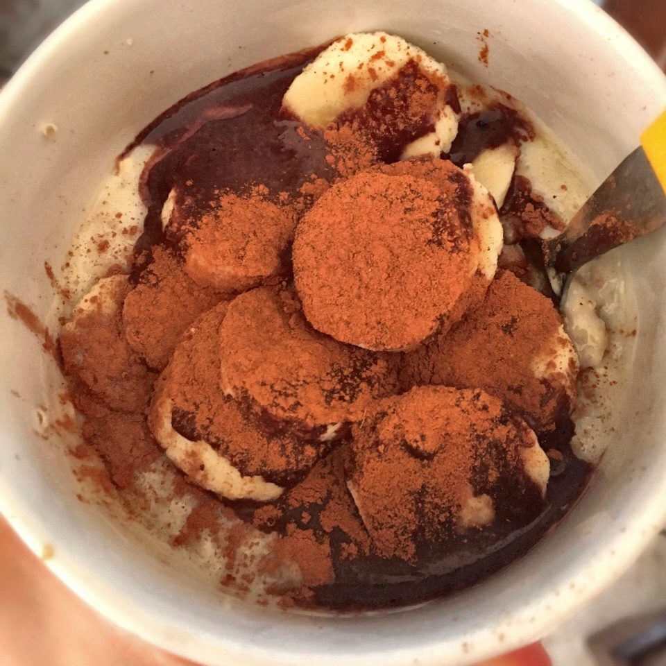 Porridge con banana, cannella e cremina al cacao