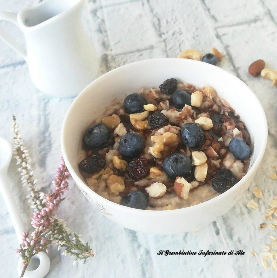 Porridge con mirtilli e frutta secca