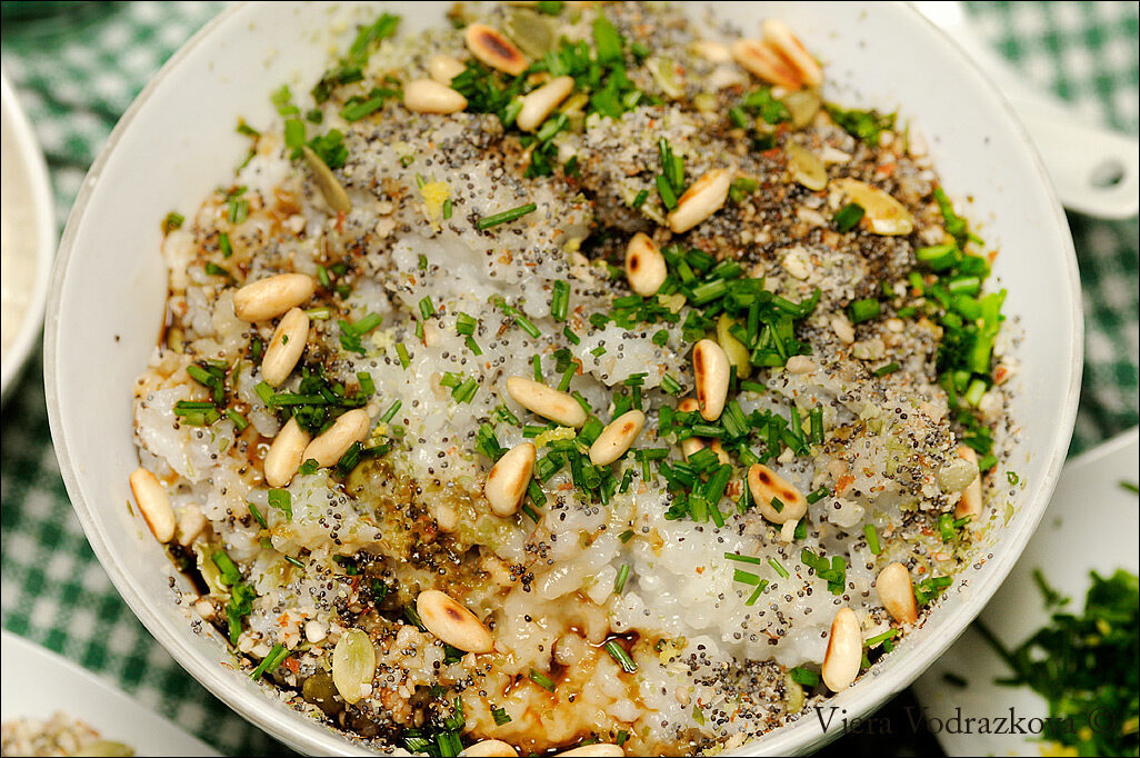 Porridge di riso tondo con i semi oleosi