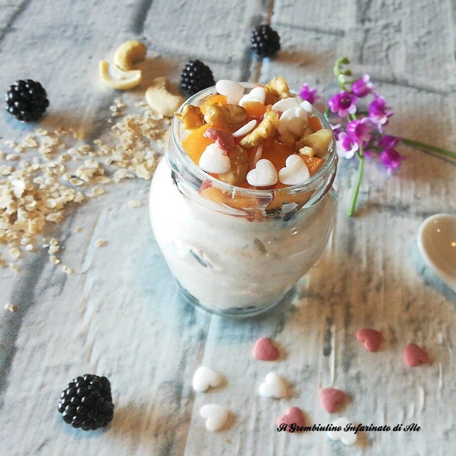 Porridge freddo allo yogurt e frutta