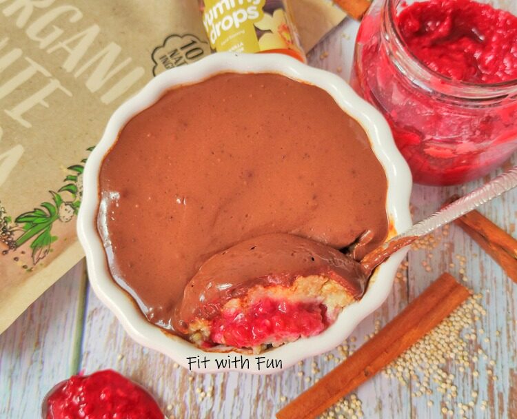 Porridge freddo di quinoa marmellata e cioccolato proteico senza glutine