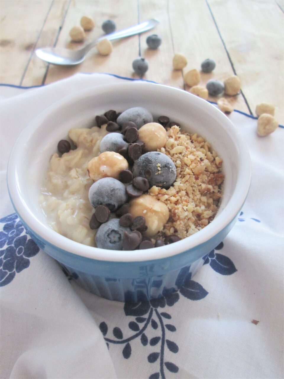 Porridge mirtilli e nocciole