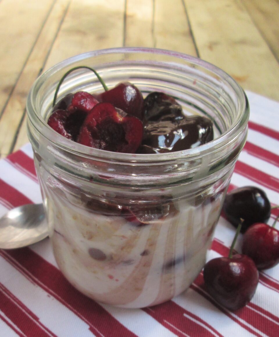Porridge overnight ciliegie  e cioccolato