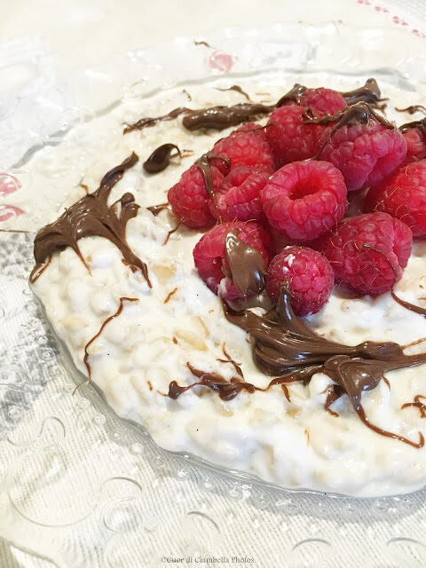 Porridge Proteico con Lamponi e Crema di Nocciole