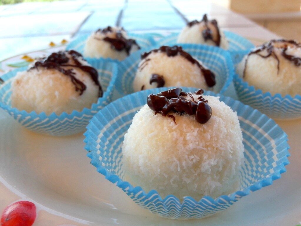 Praline di ricotta con farina di cocco