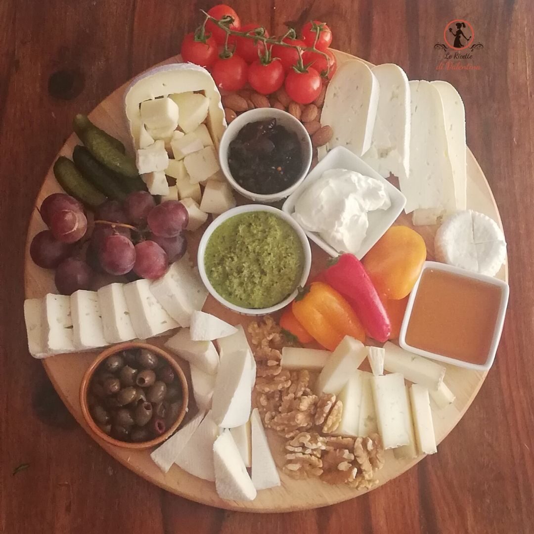 Preparare un tagliere misto di formaggi in modo semplice e bello da vedere