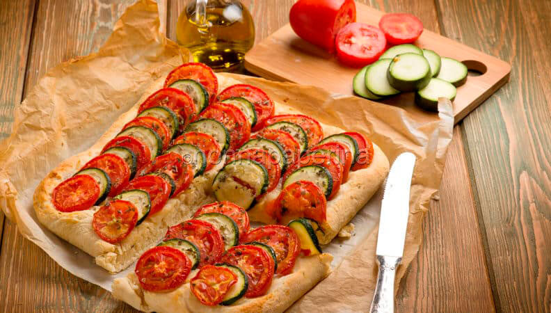 Prepariamo la focaccia di pomodori e zucchine a rondelle?