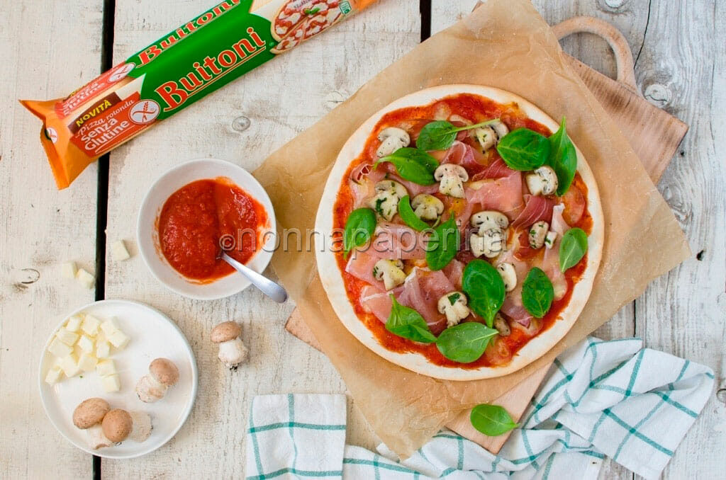 Prepariamo la pizza speck, champignons e spinacini