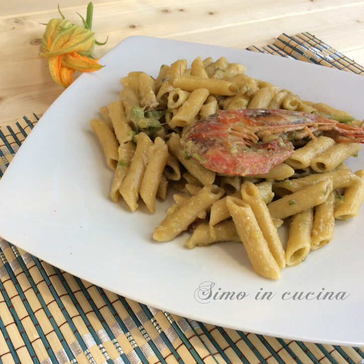 Primo piatto  con  gamberi  e  fiori di zucca