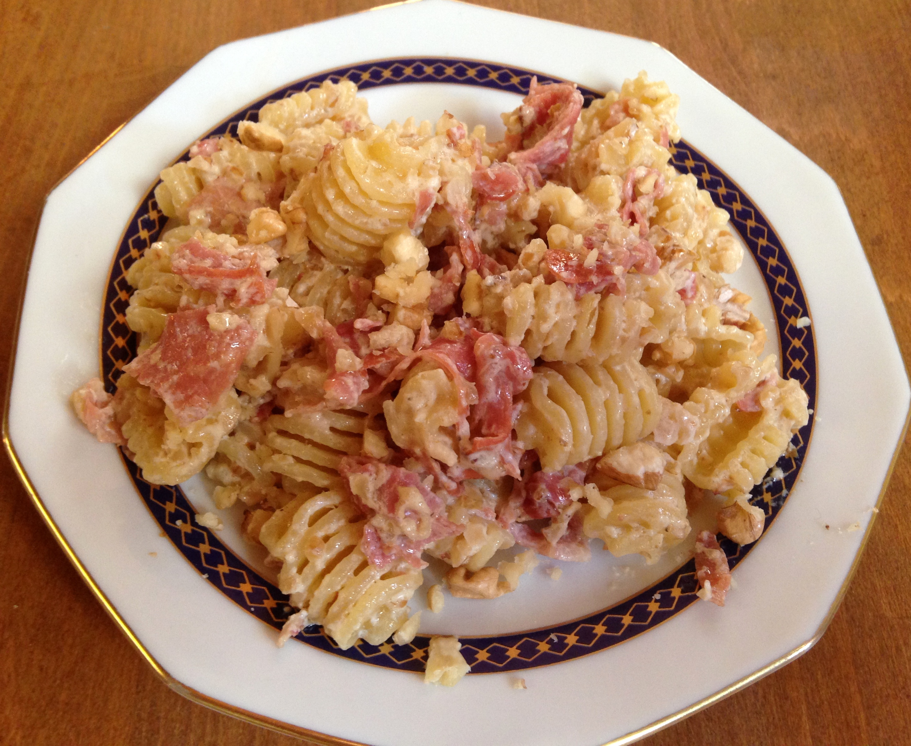 Primo piatto cremoso con crema di noci,speck e panna