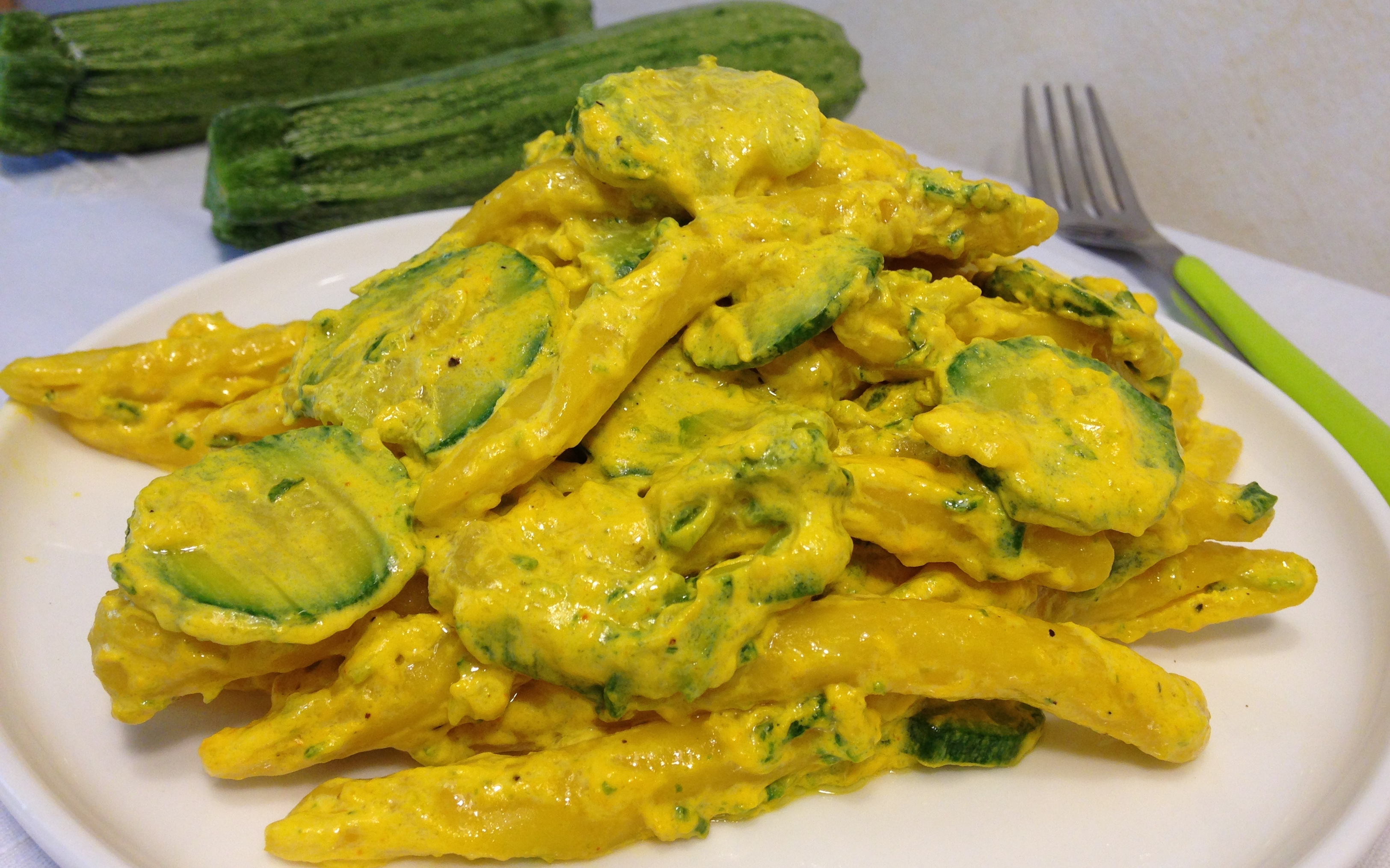 Primo piatto di pasta con panna zucchine zafferano