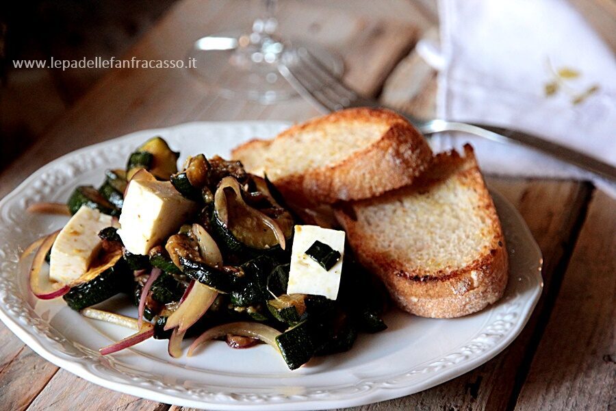 Primo sale con zucchine aromatiche e cipolla di tropea