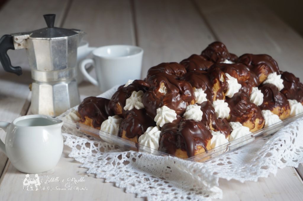 Profiteroles al cioccolato con crema diplomatica