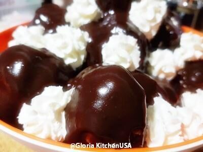 Profiteroles con Panna e Salsa Cremosa al Cioccolato