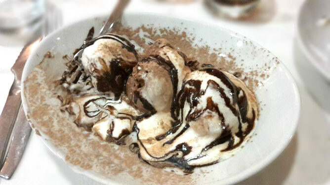Profiteroles variegato al cioccolato