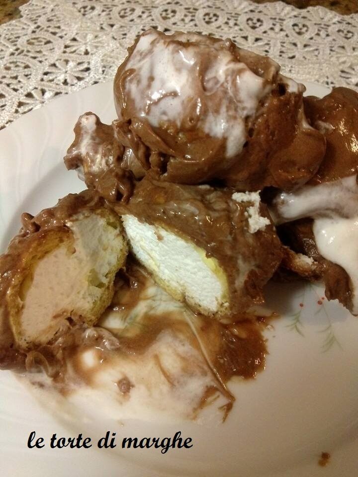 Profitterol cioccolato fondente e panna.