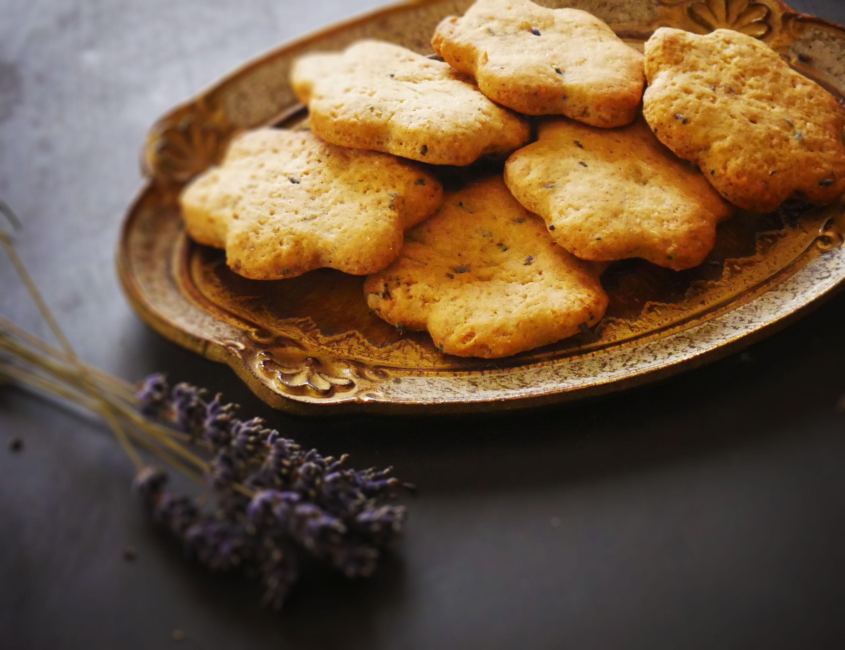 Profumi d’estate: biscotti profumati con fiori di lavanda