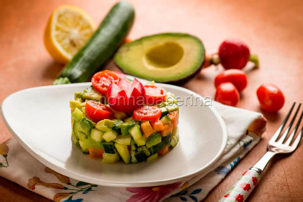 Profumi d’estate con la tartare di verdure ed avocado