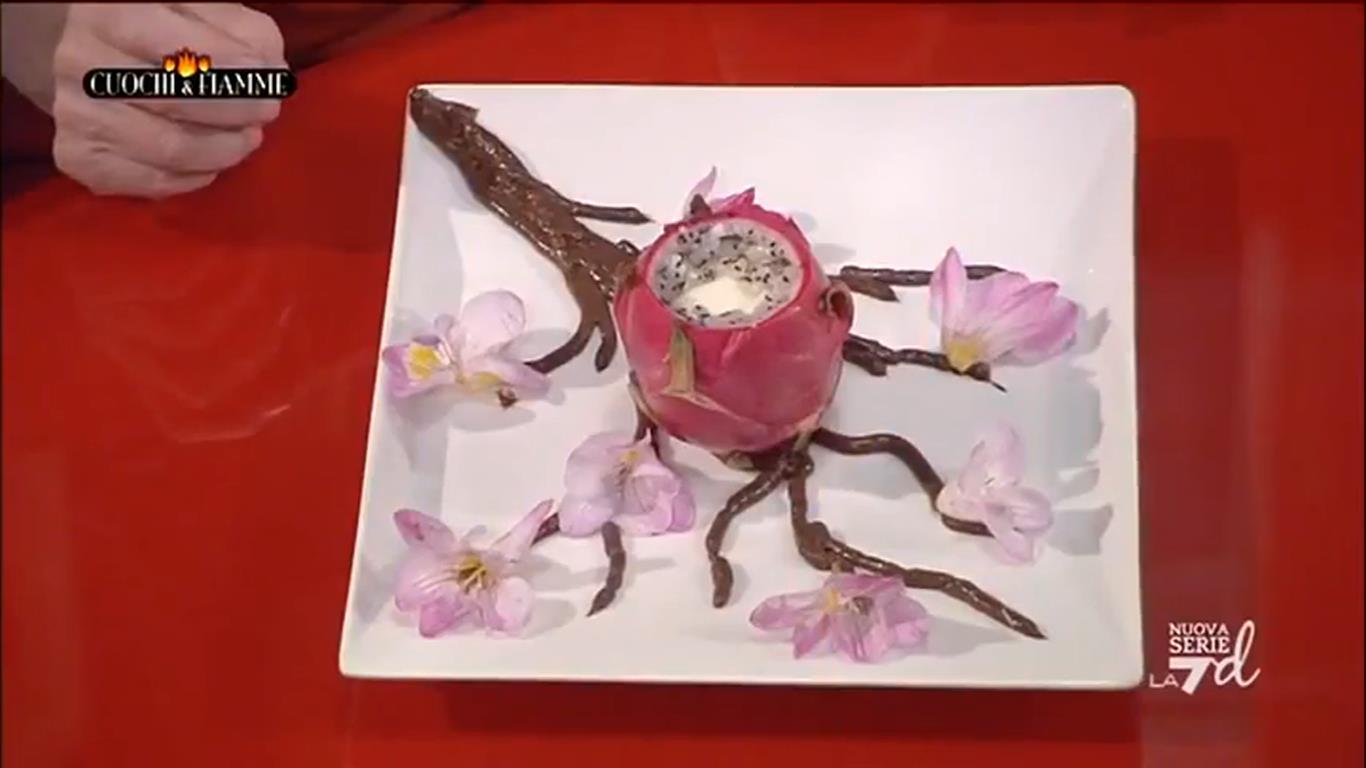 “profumo d’oriente: dragon fruit ripieno”-“dragon fruit stuffed with cream”
