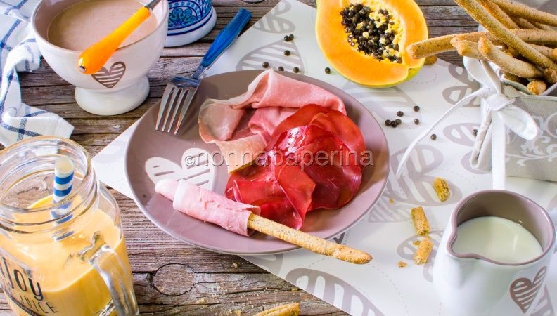 Prosciutto, bresaola, grissini, frullato  e kefir per una colazione proteica