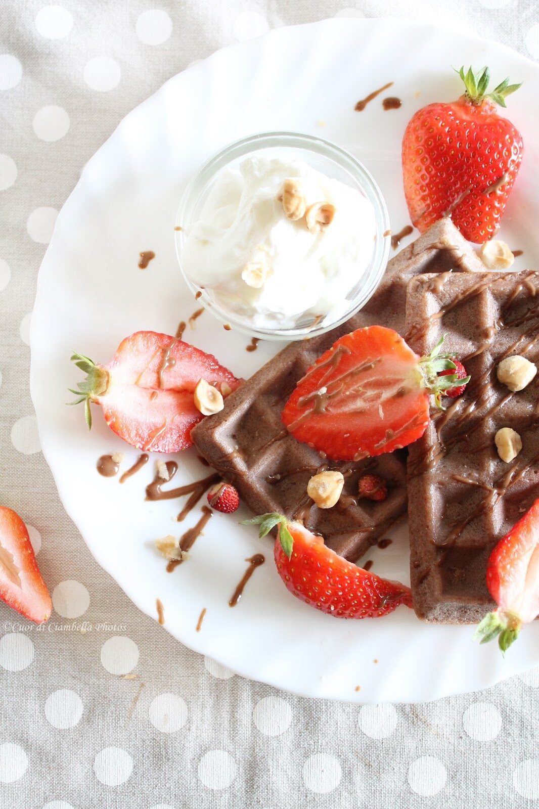 Protein waffles con fragole e crema di nocciole