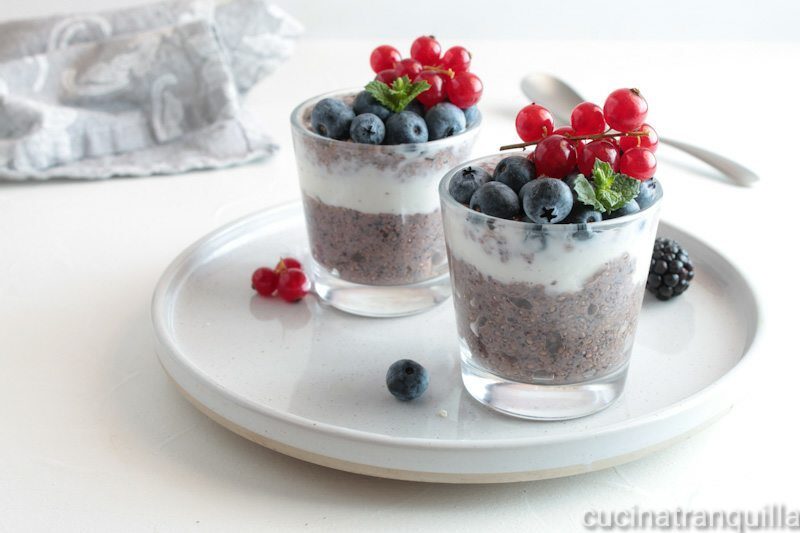 Pudding con semi di chia e frutti di bosco