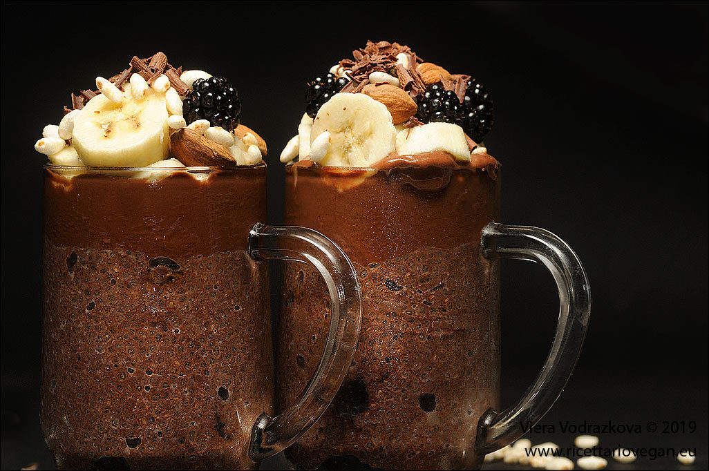 Pudding di chia black peccaminoso senza glutine