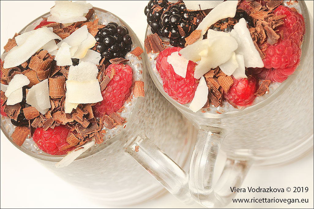 Pudding di semi di chia con lamponi e more
