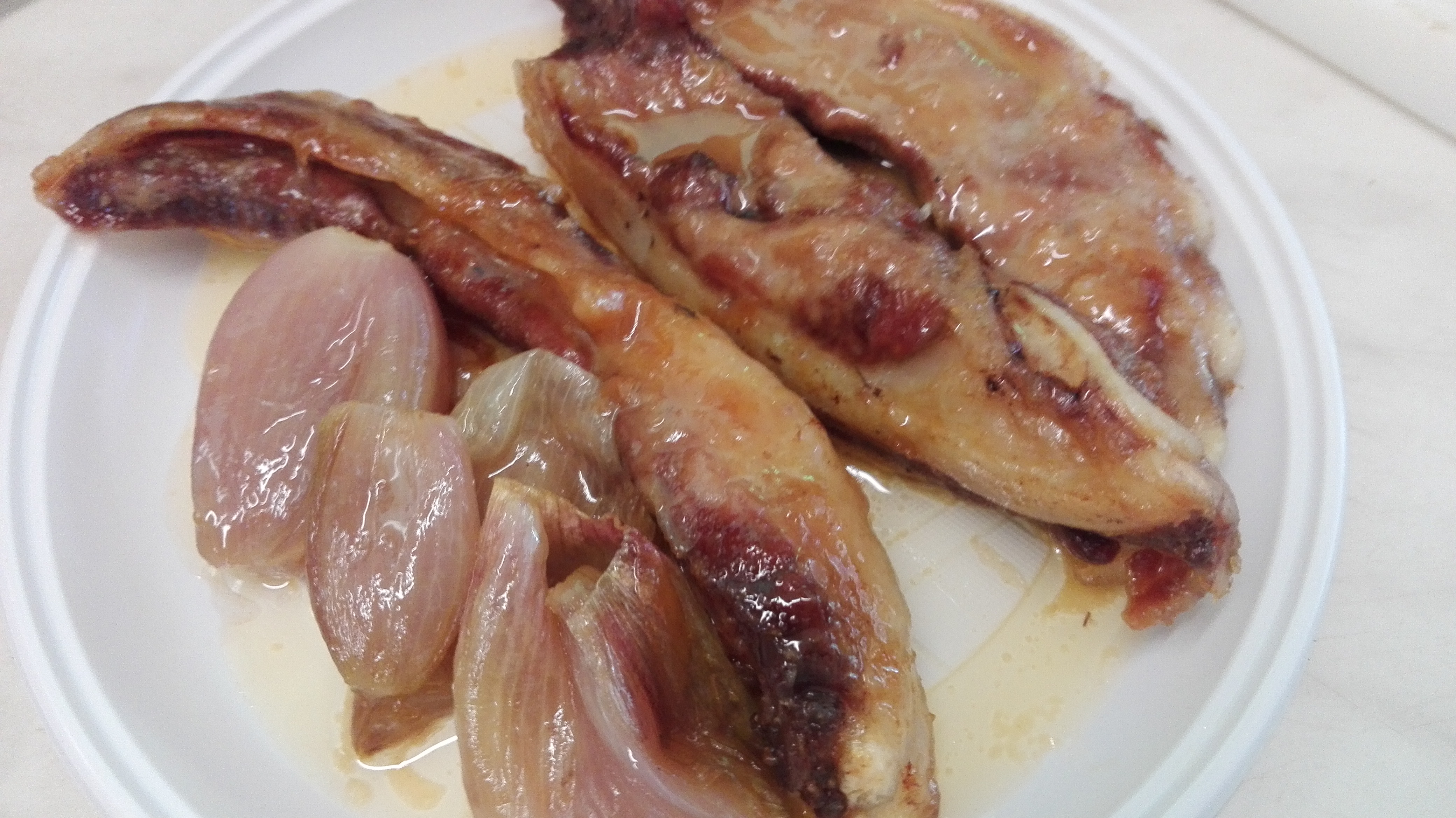 Puntine di maiale alla birra con scalogno