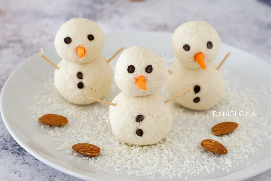 Pupazzi di neve dolci al cocco e mandorle