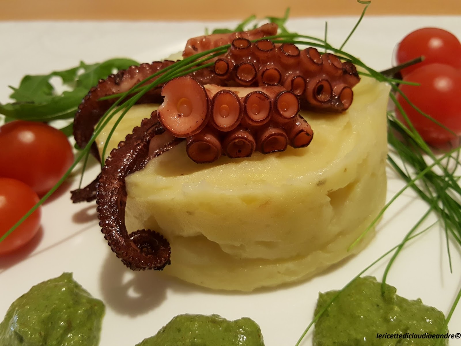 Purea di patate aromatizzato con erba cipollina, polpo e salsa con foglie di broccoli e noci