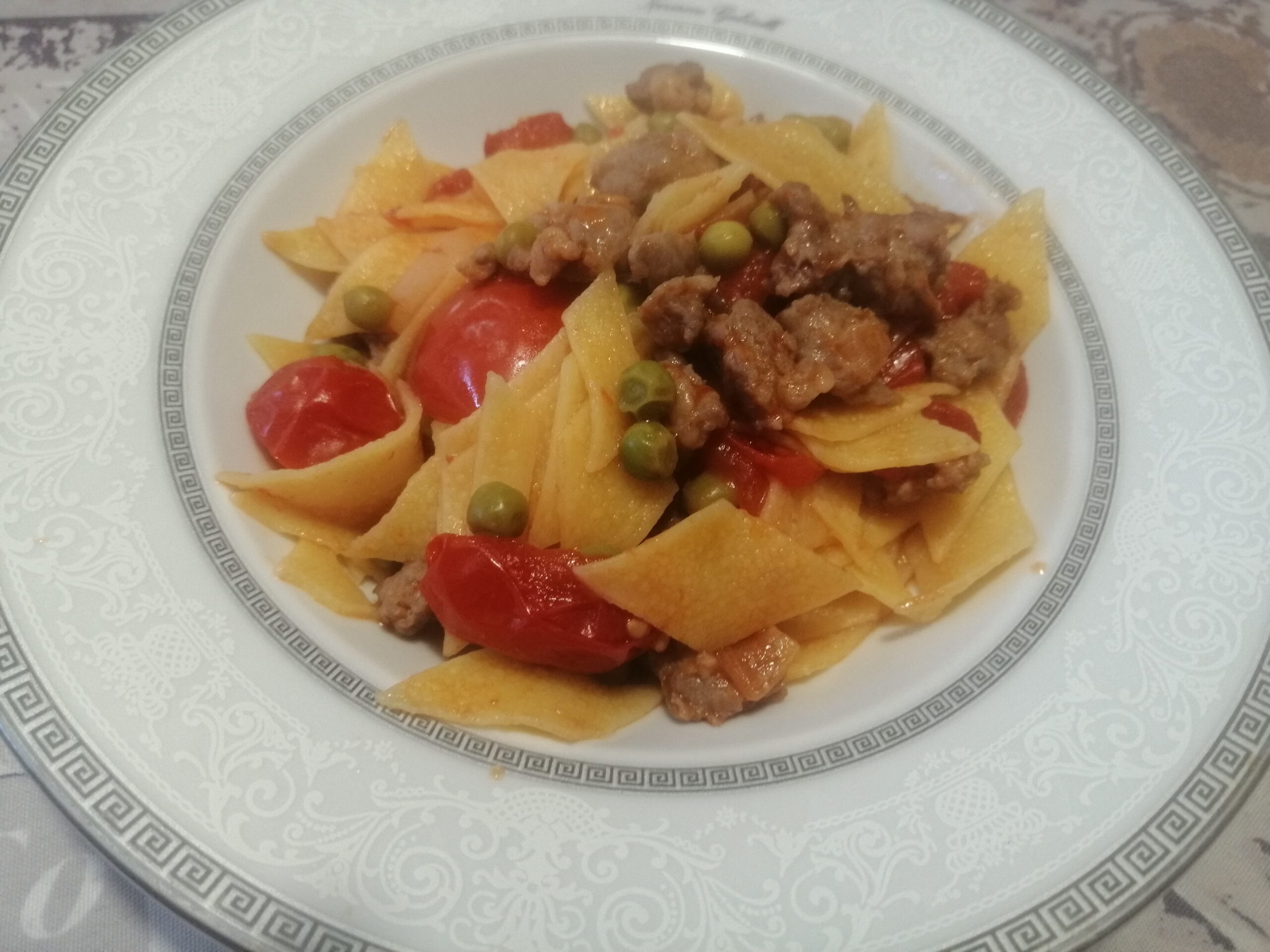 Quadrettoni con salsiccia e piselli