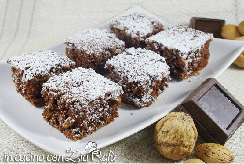Quadrotti cioccolato e frutta secca