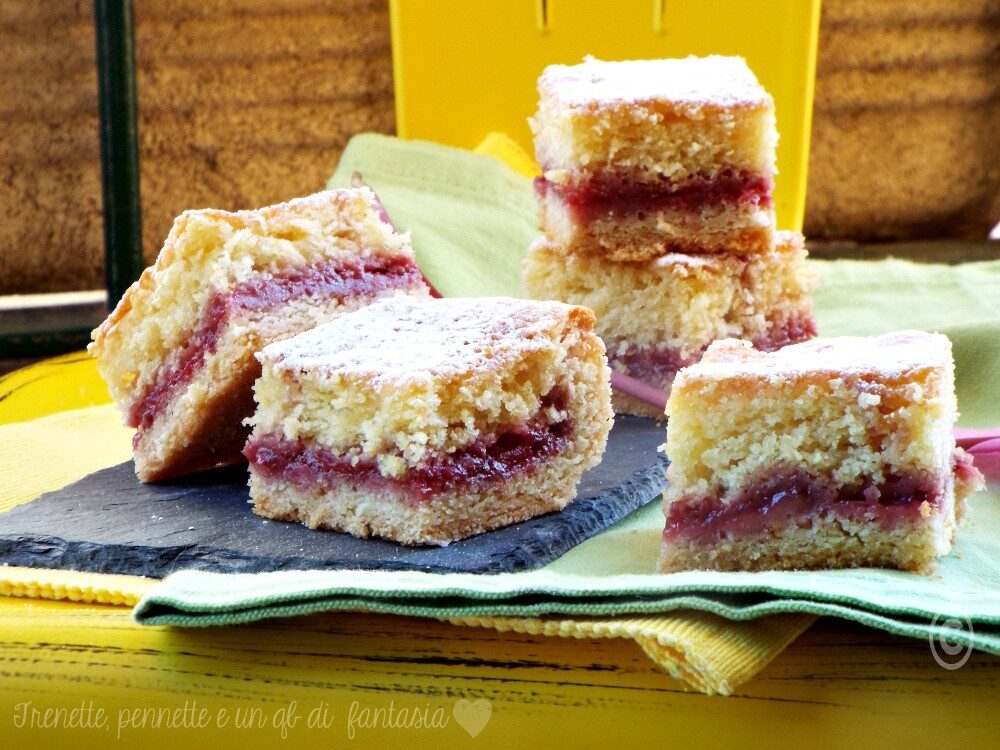 Quadrotti con fragole alle due consistenze