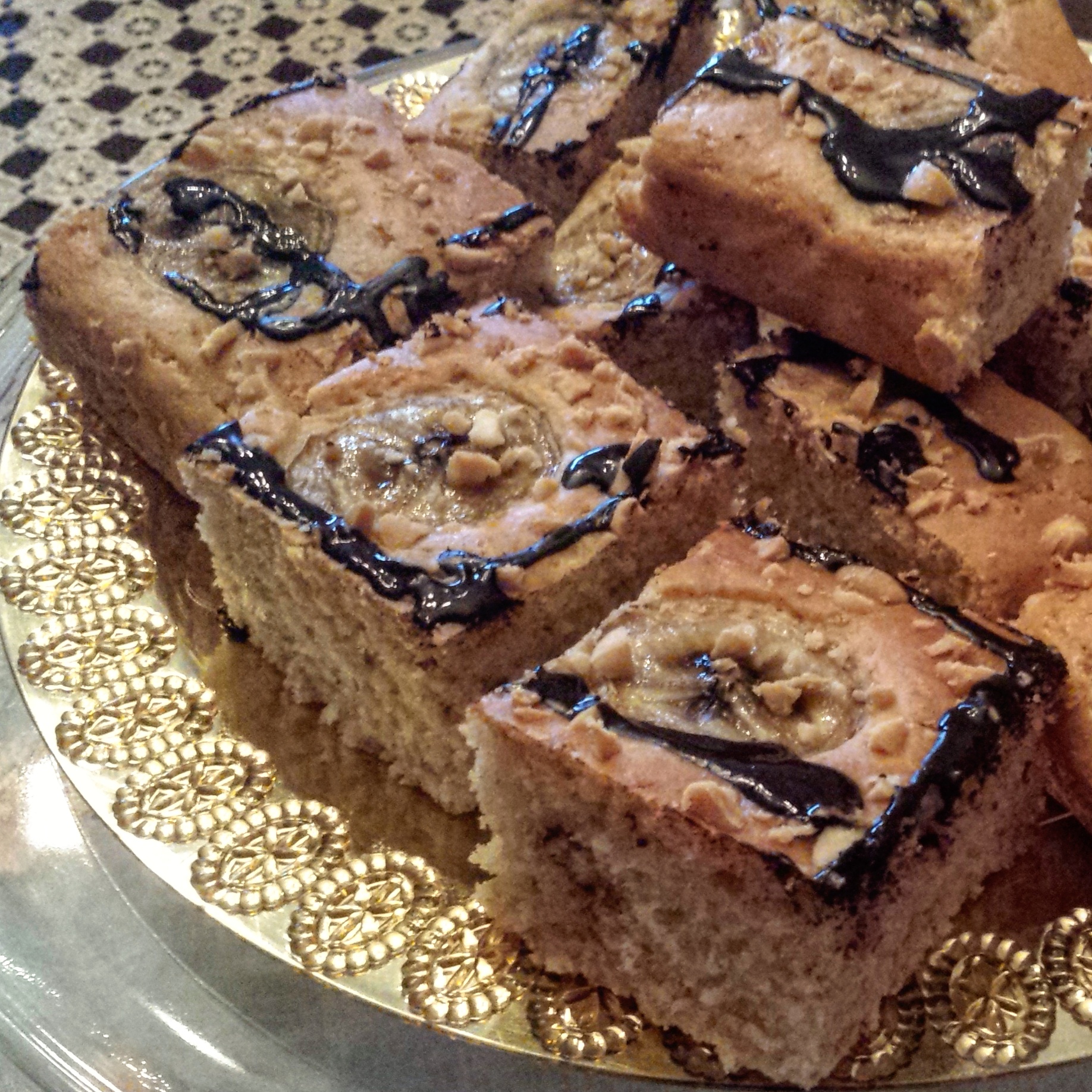 Quadrotti con granella di arachidi e banana.