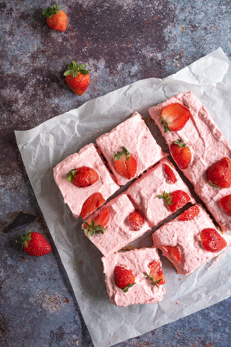 Quadrotti di cheesecake alle fragole
