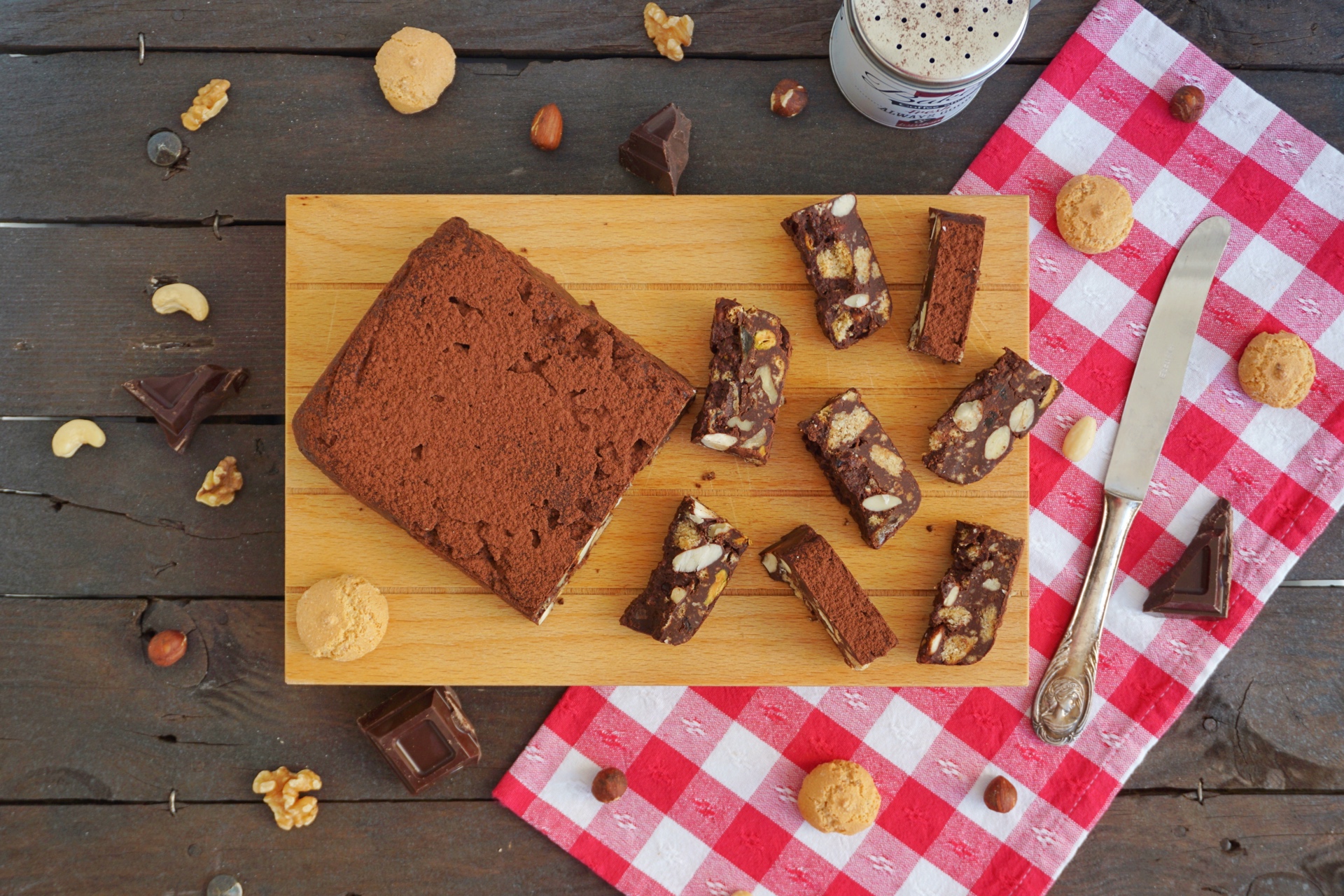 Quadrotti di cioccolato, amaretti e frutta secca