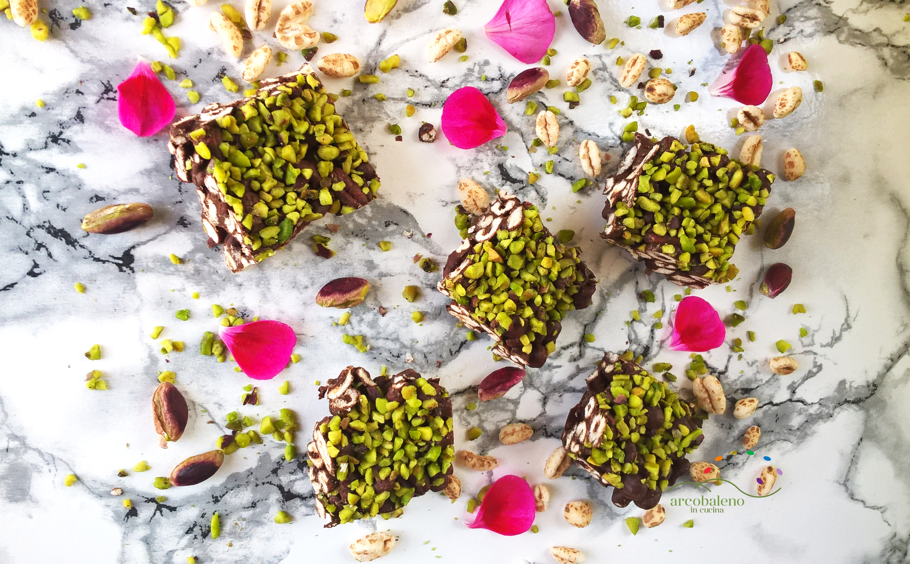 Quadrotti di farro soffiato, cioccolato fondente e granella di pistacchi