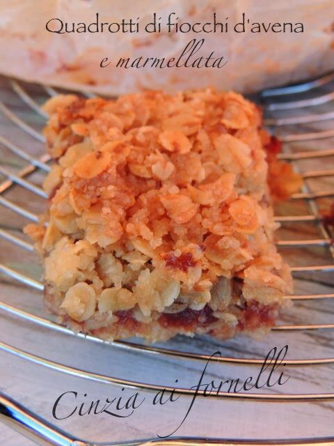 Quadrotti di fiocchi d’avena e marmellata