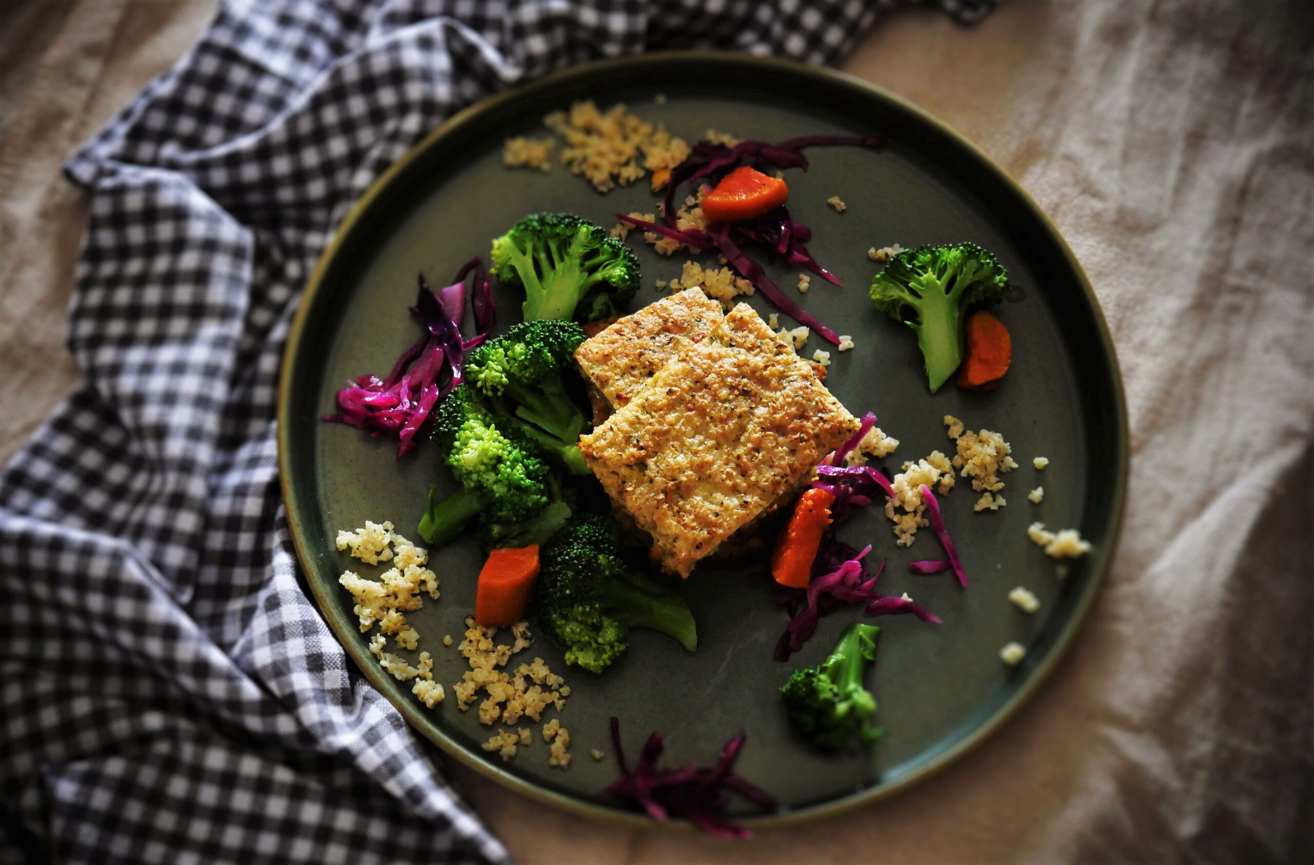 Quadrotti di miglio e broccoli al curry