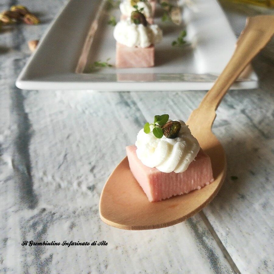 Quadrotti di mortadella e caprino