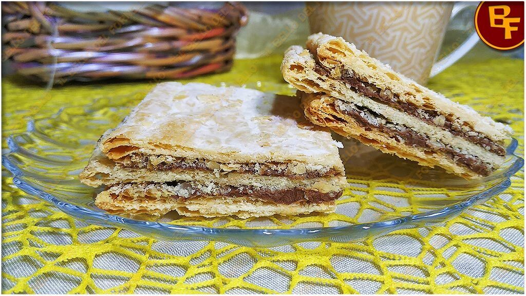 Quadrotti di pasta sfoglia con cioccolato