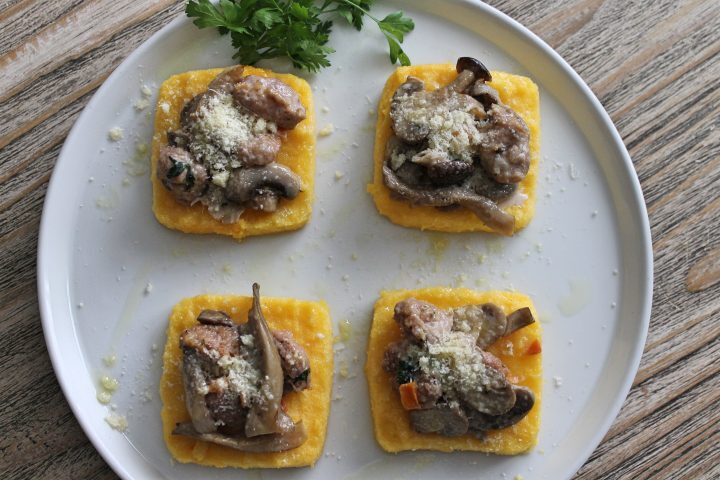 Quadrotti di polenta con funghi e salsiccia