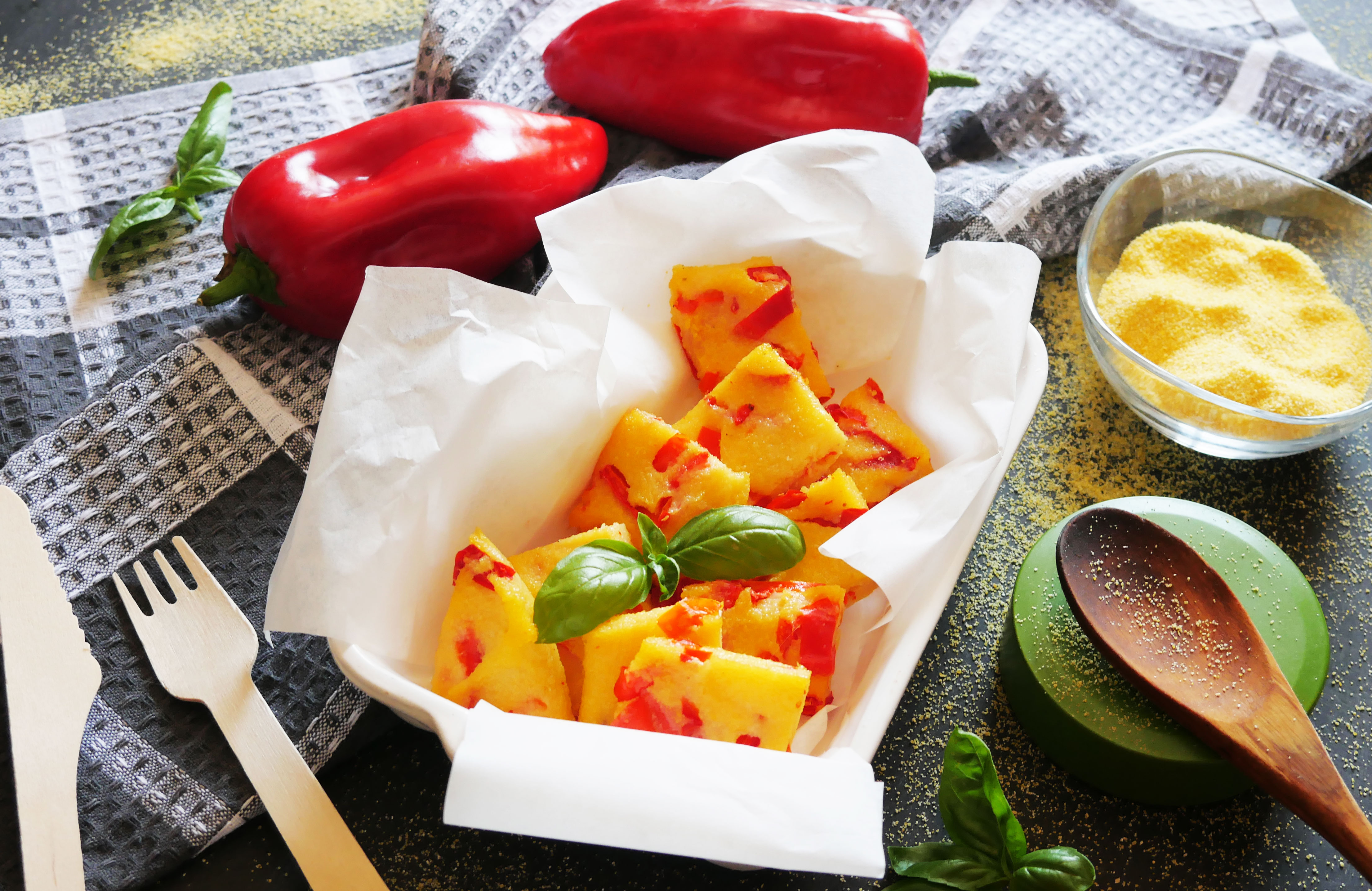 Quadrotti di polenta con peperoni rossi